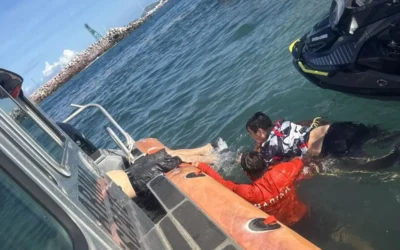 Pescadores son rescatados después de que el fuerte oleaje los derribara de las escolleras