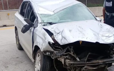 Destrozado queda auto tras un choque en libramiento Mármol-Villa Unión