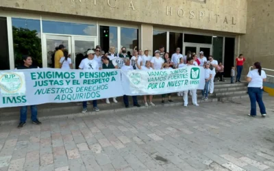 Con manifestación, trabajadores del IMSS Guasave exigen regreso al régimen anterior de jubilaciones.