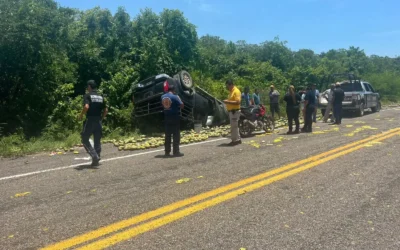 Dos adultos mayores resultaron lesionados en una volcadura.