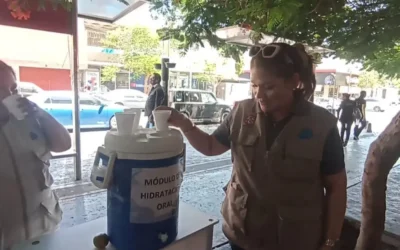 Entregan suero oral en el centro de Los Mochis para prevenir golpes de calor