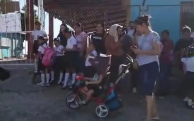 ¡Por temor a un accidente! Padres de familia toman primaria en El Huitussi, Guasave por riesgo estructural en aulas.
