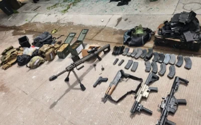 Tras agresión en Culiacán, el Grupo Interinstitucional asegura a un civil, 2 vehículos, armas, cargadores, cartuchos y equipo táctico