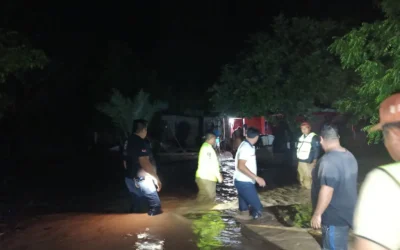 Se desborda el arroyo Cuatro Vientos en San Marcial en Guasave; evacúan a cerca de 100 personas.
