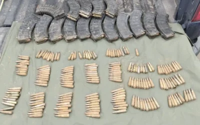 Grupo Interinstitucional asegura en Navolato una camioneta, cargadores abastecidos, cartuchos útiles y artefactos explosivos.