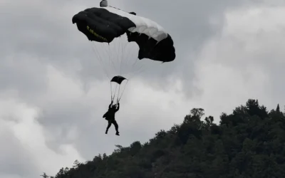 Tragedia en desfile militar: Paracaidista hondureño cae al realizar maniobra aérea