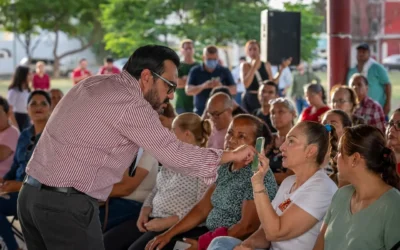 Juan de Dios Gámez se compromete a mejorar calles y parque de la colonia Villas del Manantial.