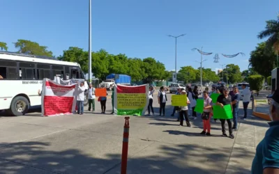 Ejidatarios y personal de salud se manifestaron en Palacio de Gobierno en busca de atención del Gobernador