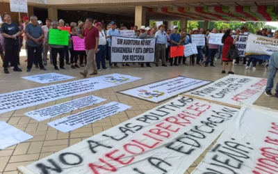 Jubilados de la UAS se manifiestan contra la implementación de reingeniería financiera