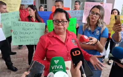 Trabajadores sindicalizados del Ayuntamiento de Mazatlán protestan contra la directora de Recursos Humanos