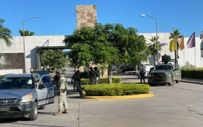 Aseguran militares camioneta relacionada con colocación de mantas, en Culiacán