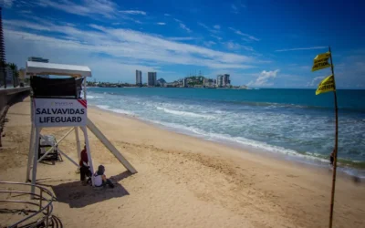 Tres turistas son jalados por el fuerte oleaje en las playas de Mazatlán