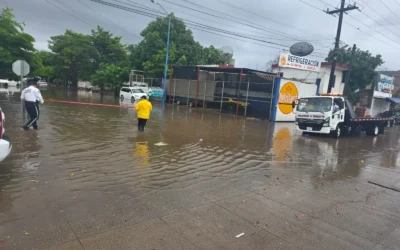 Las fuertes lluvias provocan cierres en Los Mochis.