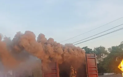 Muere calcinado conductor de tractocamión tras choque e incendio sobre la México 15 en Guasave