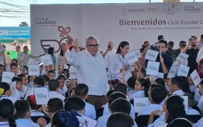 El gobernador Rubén Rocha Moya inauguró formalmente el ciclo escolar 2025-2026 en los niveles de educación básica y bachillerato.