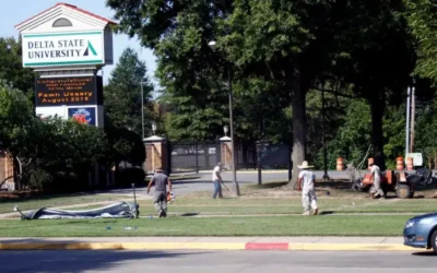 Investigan muerte de estudiante hallado colgado en universidad de Mississippi; crece presión por esclarecer el caso