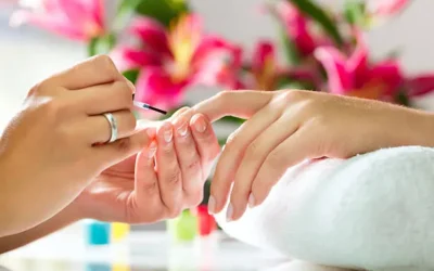 Europa veta sustancias cancerígenas en uñas postizas: lo que no sabías de tu esmalte semipermanente