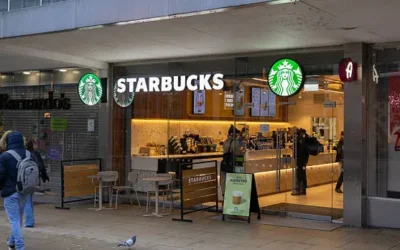 Starbucks anuncia cierres y despidos en medio de una gran reestructuración