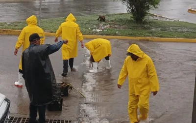 ¡En plena lluvia! Trabaja personal del Ayuntamiento para destapar bocas de tormenta y alcantarillas