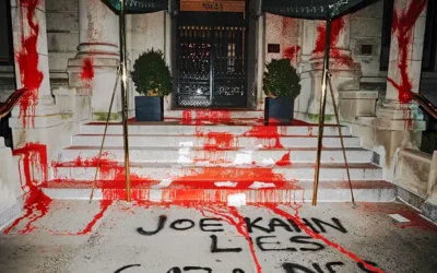 Vandalizan edificio del editor del New York Times con mensaje por cobertura en Gaza