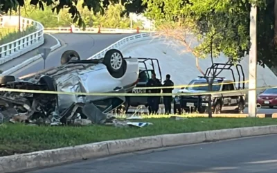 Muere hombre en volcadura y otro queda herido, en el Malecón Nuevo de Culiacán