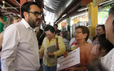 En el marco del programa Mujeres Emprendedoras por el Bienestar, el Alcalde de Culiacán acude a la UAS y entrega apoyo a emblemática locataria de la Facultad de Derecho.