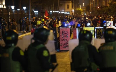 Perú se prepara para declarar estado de emergencia tras protestas en Lima