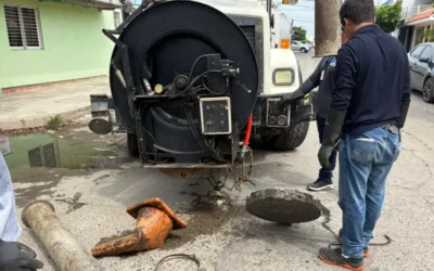 Basura, ropa y hasta señalización vial obstruían drenaje en el Infonavit Playas