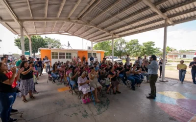 Juan de Dios Gámez dialoga con familias de Nuevo Rosarito y hace compromisos de obras con sentido social