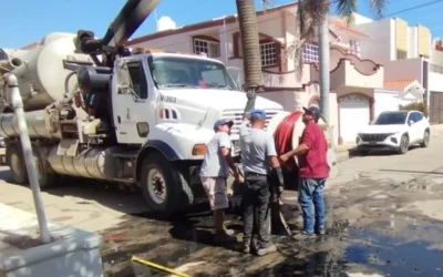 JUMAPAM desazolva alcantarillado en Villas del Estero