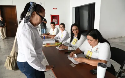 Con gran ánimo y nutrida participación, trabajadores sindicalizados activos y jubilados de la UAS acuden a ejercer su voto en la Consulta sobre la Reingeniería Normativa convocada por el SUNTUA
