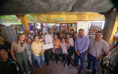 Juan de Dios Gámez continúa con la entrega de microcréditos a Mujeres Emprendedoras por el Bienestar.