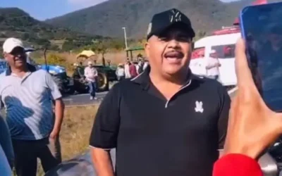 Chuy Lizárraga se queda atorado en bloqueo y se arma el palomazo con campesinos