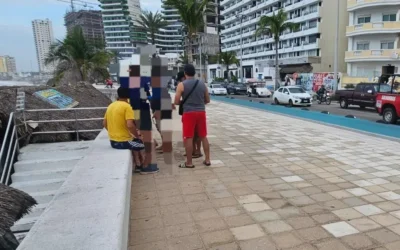 Escuadrón Acuático pone a salvo a bañista en área de playa.