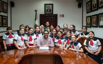 Alumnas de la Primaria Josefa Ortiz de Domínguez dialogan con Juan de Dios Gámez.