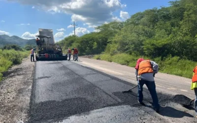 Atiende Gobierno de Sinaloa bacheo de carreteras estatales.
