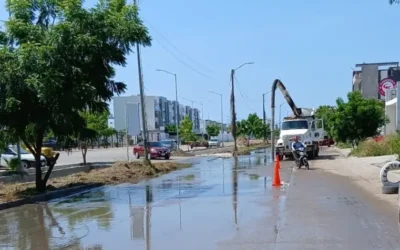 JUMAPAM saca piedras del alcantarillado durante sondeo correctivo en Hacienda del Seminario