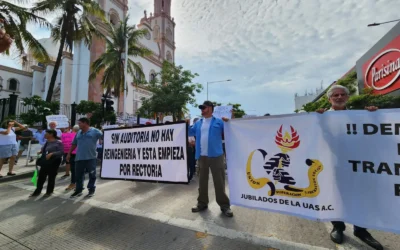 Trabajadores universitarios protestan en Culiacán contra posibles recortes salariales