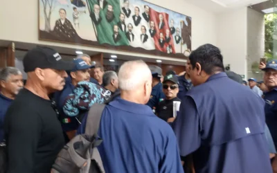 Zafarrancho en el Congreso del Estado: Policías jubilados de Guerreros Azules irrumpen en el salón Constituyentes