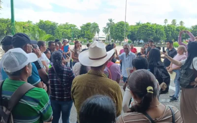 Desplazados del estado piden solución de vivienda en Palacio de Gobierno