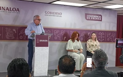 Rocha Moya entrega documento de donación de 10 hectáreas para base militar en Altata