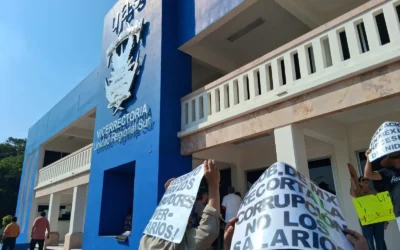 Trabajadores de la UAS protestan por presuntas irregularidades en votación sindical