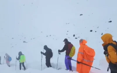 Tormenta de nieve deja un muerto y cientos de senderistas atrapados cerca del Everest
