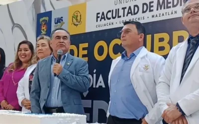 ¡Adelante con valor, sabiduría y humanidad! El Rector Jesús Madueña encabezó los festejos del Día del Médico en la Facultad de Medicina de la UAS.