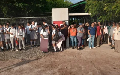 ¡Llevan tres semanas sin clases! Padres de familia toman la Telesecundaria 107 en Miguel Alemán por falta de maestro.