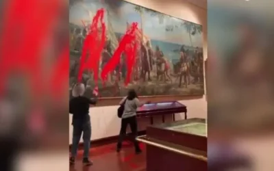 Activistas lanzan pintura roja sobre cuadro de Colón en protesta por el Día de la Hispanidad