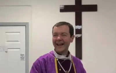 Cura causa risas e indignación en TikTok tras bautizo de niño mexicano con nombre gringo: “Aunque le pongas Matthew, se le nota el nopal en la frente”