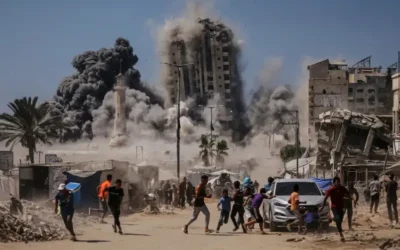 Gaza sufre intensos bombardeos israelíes a dos años del ataque de Hamas