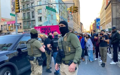 Neoyorquinos se enfrentan a agentes de inmigración durante redada en Canal Street