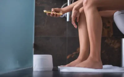 Especialista en primeros auxilios asegura que existe un riesgo oculto de usar el móvil en el baño